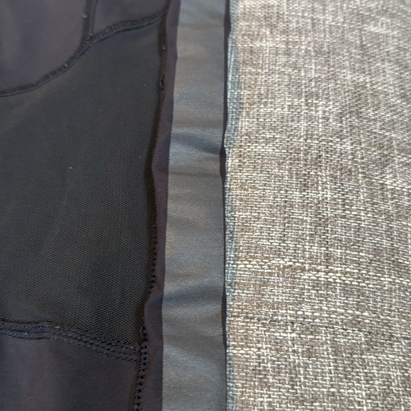 Lululemon Women’s Vented Mesh Reflective Strip Capri Leggings Size 6 - Picture 2 of 9